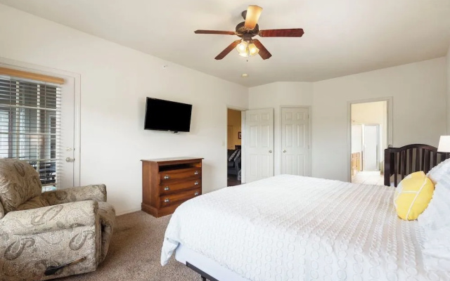 T Time Getaway - Overlooking Golf Views!