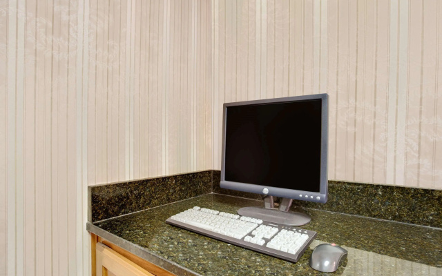 Days Inn by Wyndham Newport News City Center Oyster Point