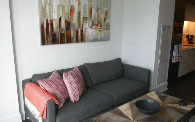 Beautifully 1BR Condo at the Waterfront