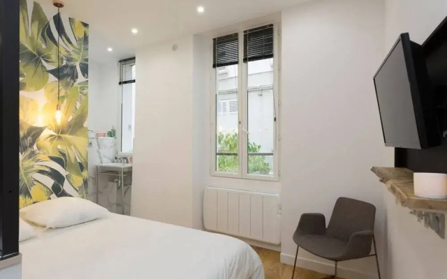 Studio d'architecte au pied de Tour Eiffel (CDM)