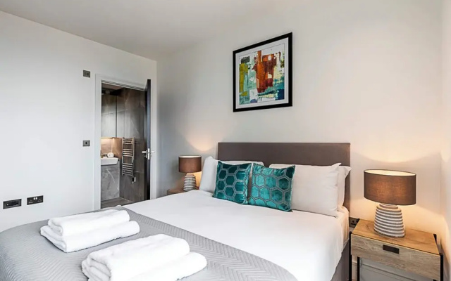 Two Bedroom Luxury Retreat At North Acton, London