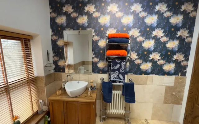 Sleeps 4 - Old Farmhouse - Near Pendle Hill