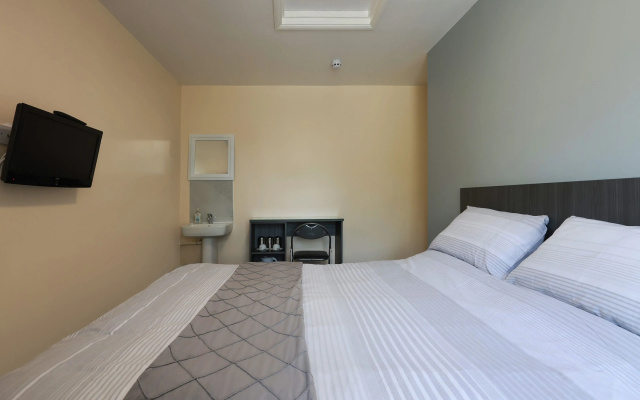 OYO Honeycroft Lodge, Uxbridge