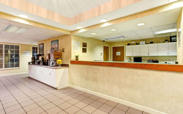 Super 8 by Wyndham Smithfield/Selma