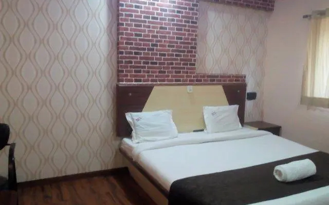 Hotel Crystal Court