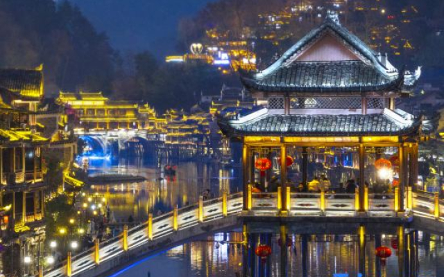 Rivview  Cloud Homestay Fenghuang（180-degree view of the first-line river view）