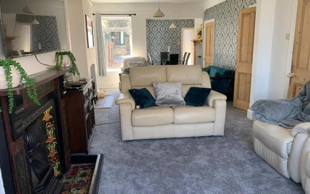 House - Sleeps up to 8 People & Free Parking
