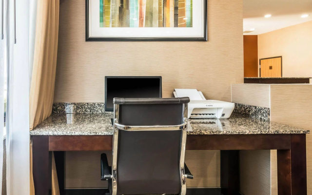 Quality Inn & Suites Salem Near I-57