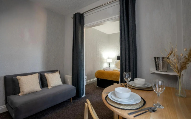 Coasters Hotel & Apartments