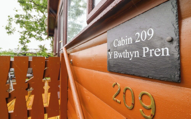 Y Bwthyn Pren, Cabin 209,