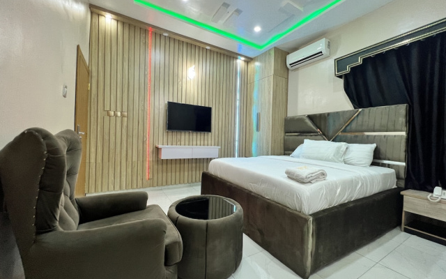 Clique Court Hotel & Suite