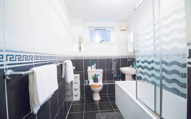 Ivy Place Airport Apartment
