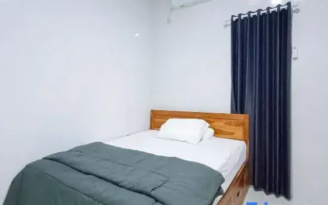 Widi Guest House near GWK Mitra RedDoorz