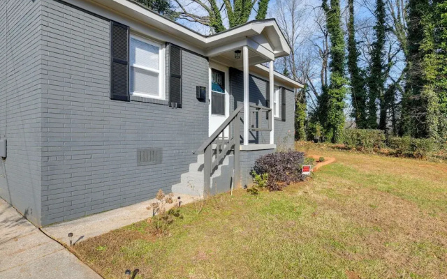 Renovated Charlotte Bungalow - 3 Mi to Downtown!