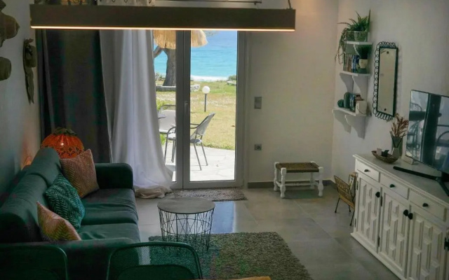 Delfini Villa, beachfront 2-bdrm maisonette