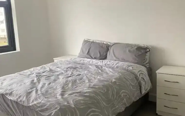 2 bed Sunny London Apartment - Sleeps 4 & Parking