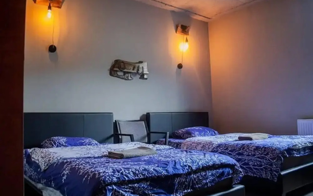 Korte Hotel Sleeps 14 With Courtyard