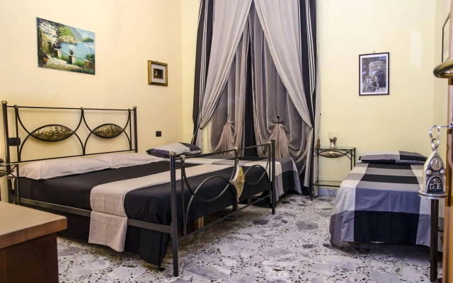 Backpacker Naples