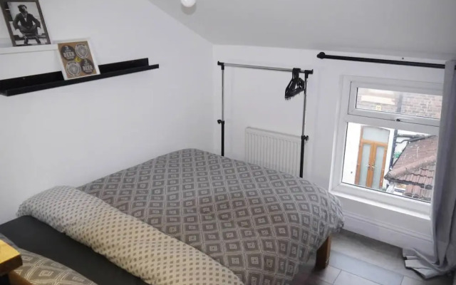 3 Floors Loft 2mins to Train Patio Parking