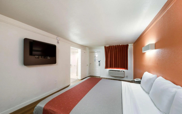 Motel 6 Dallas, TX - Farmers Branch