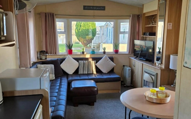 Chalet Sleeps 6 With Lake Views Parking
