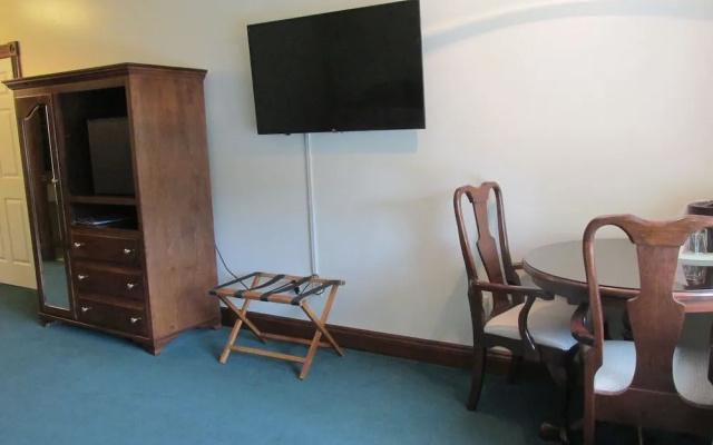 Inn at Amish Door