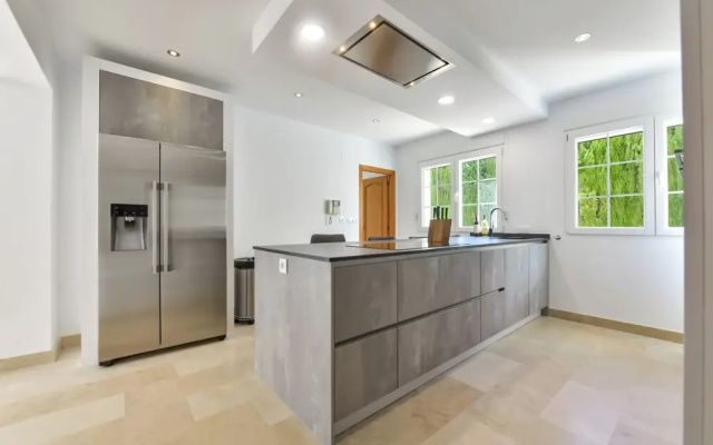 4bed Villa Sleeps 8- Pool, Garden, Bbq, Near Beach
