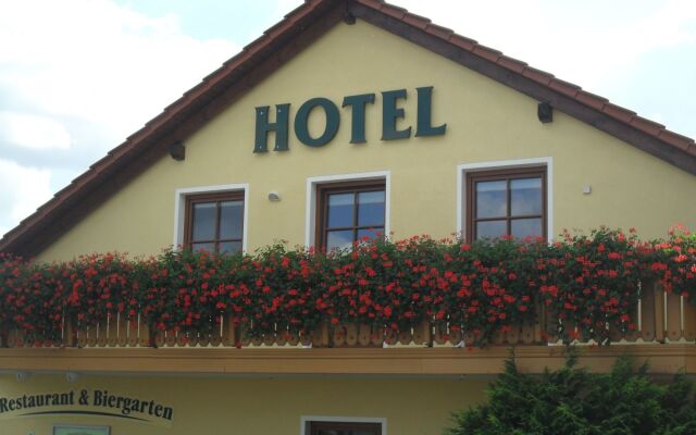 Отель Landhotel Dresden вид на фасад