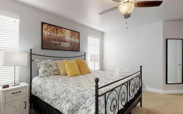 Southern Comfort 3 Bedroom Apts by RedAwning