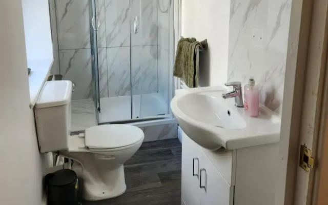 Stylish 1 Bedroom Flat Near Bridgend Town Centre