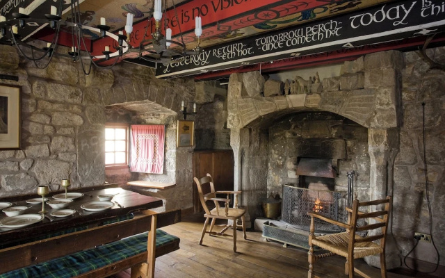The Tower at Plane Castle-sleeps 4-pets Ok-parking