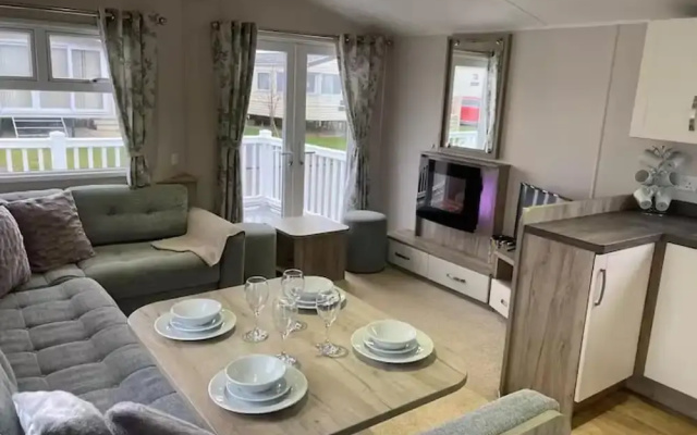 Caravan-sleep8-hottub-freep-balcony-familyfriendly