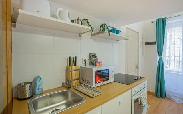 Boutique apartment in the party street