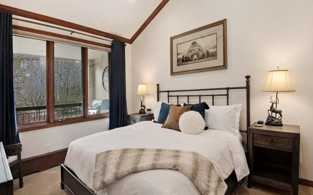 Arrowhead Village Condo - 206 Seasons Lodge