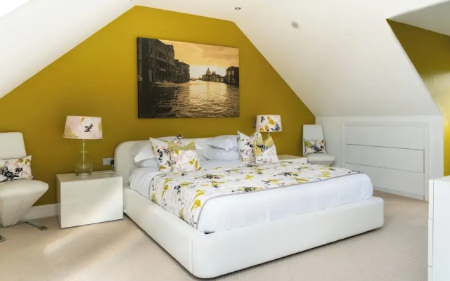 Superb 4BD Stay in Wyton and Houghton Village