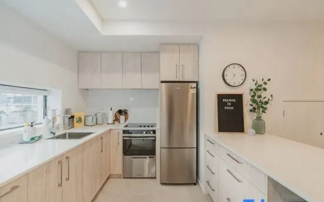 Downtown Bliss - 4-BR Retreat Amidst the Cityscape