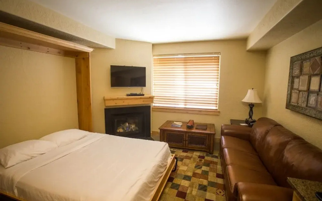Enormous Condo with Stunning Mountain Views by RedAwning - Save 20% on 7+ Nights!
