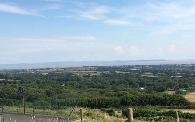 Secret Lodge by Cardiff Holiday Homes