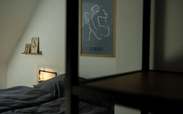 Moderne Stadt Zimmer mit eigenem Bad