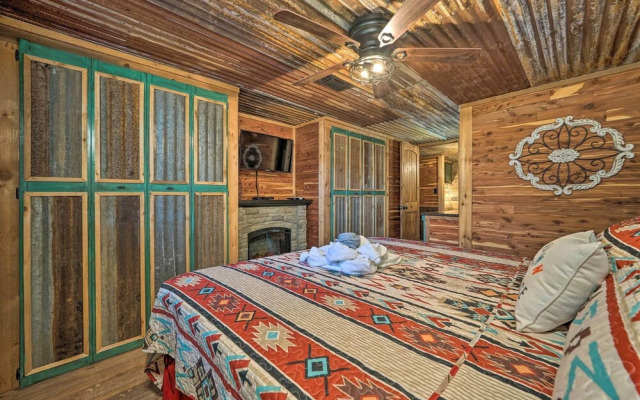 Private Hot Tub & Deck! Broken Bow Group Getaway