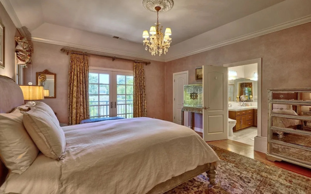 Spacious & Welcoming Close To Stanford & Tech 4 Bedroom Home by RedAwning