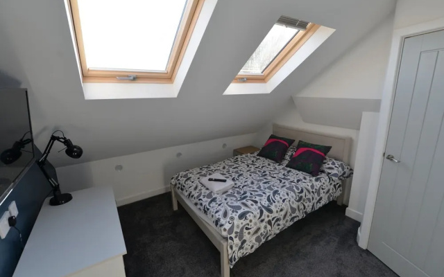 Plush Holiday Home in Coventry Near Coventry University