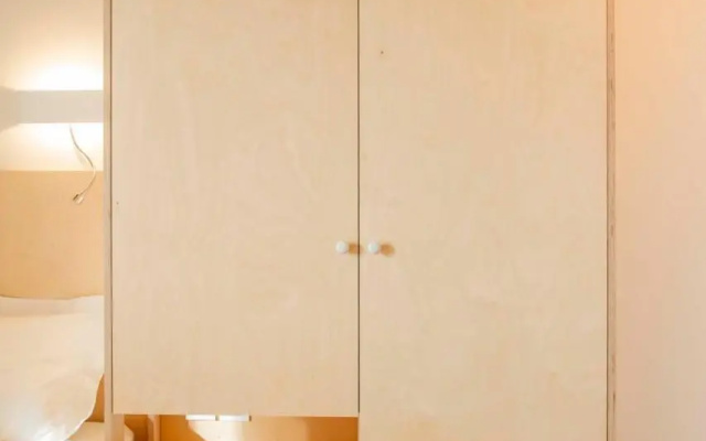 Une Chambre a L'economat (Adults Only)