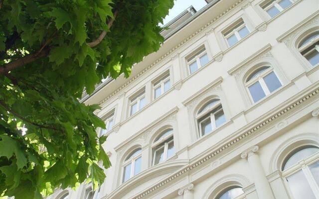 Отель Holiday Inn Dresden - Am Zwinger Германия, Дрезден - 2 отзыва об отеле, цены и фото номеров - забронировать отель Holiday Inn Dresden - Am Zwinger онлайн вид на фасад