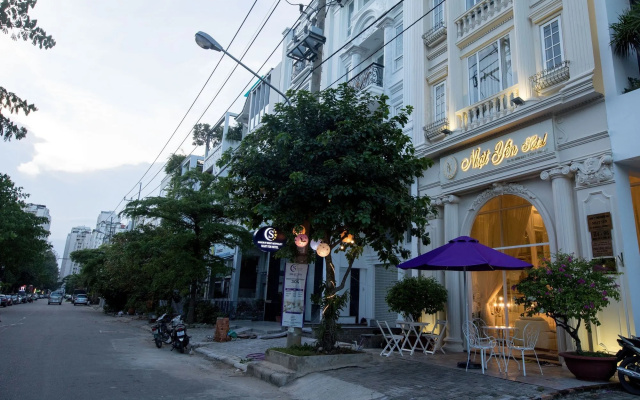 Saigon By Night Luxury Hotel