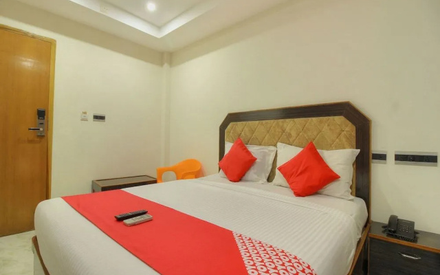 OYO 15948 Hotel Srees