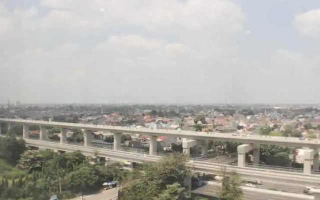 Cozy Studio Apartment at LRT City Jatibening By Travelio