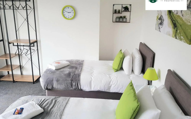 Classy 3-Bedroom MAC House with Garden - Pool Table - Netflix