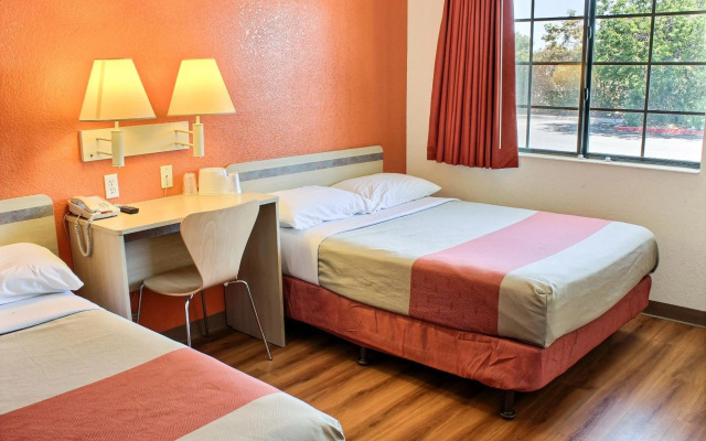 Motel 6 Coalinga, CA - East