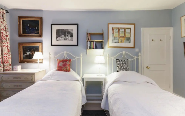 JOIVY Attractive Chelsea Apartment Sleeps 4